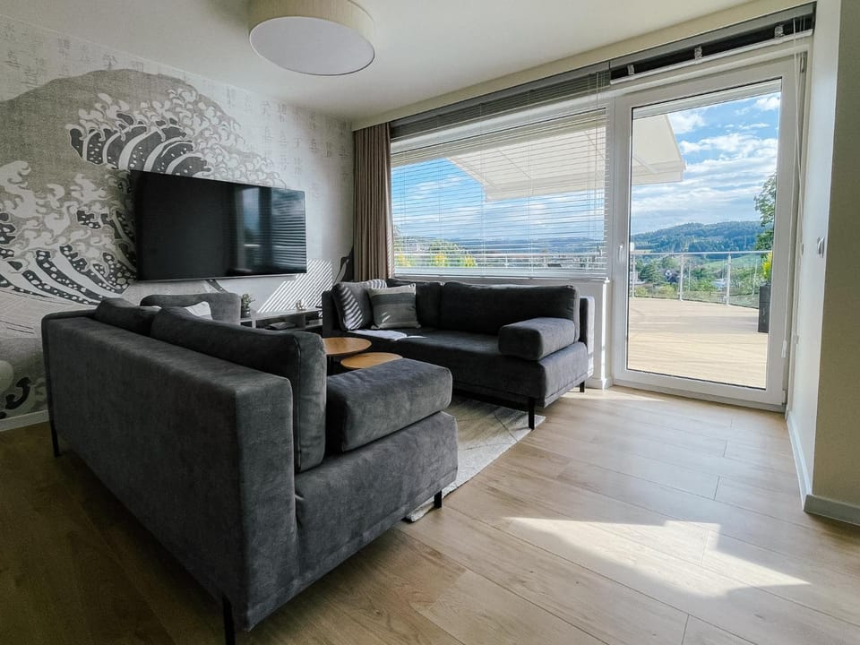 Communal lounge/ TV room, TV and multimedia, Living room, Seating area, Mountain view