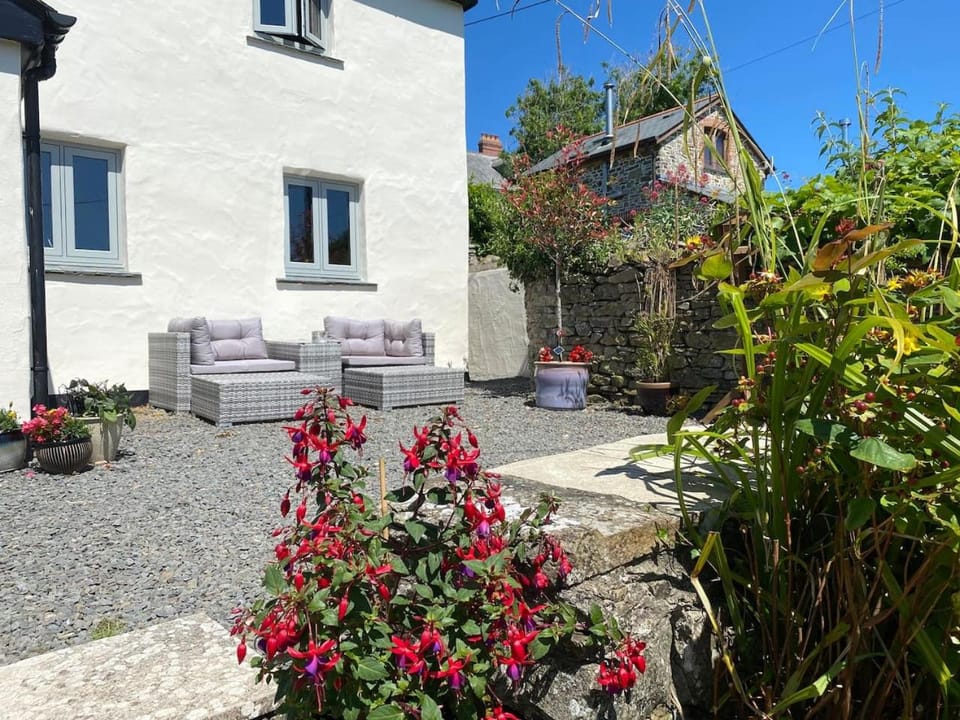 Property building, Patio, Spring, Day, Garden, Seating area, Garden view