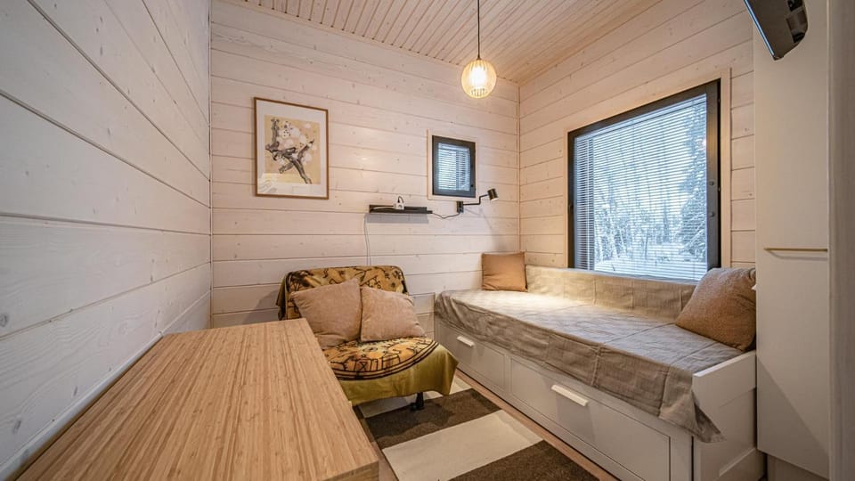 Bed, Photo of the whole room, Seating area, Bedroom, internet