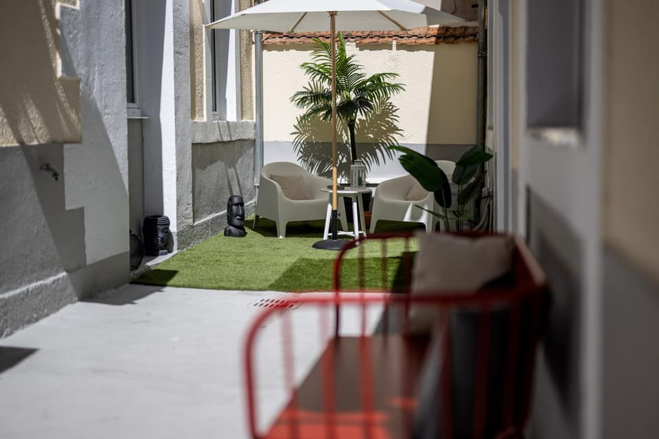 Property building, Patio, Balcony/Terrace