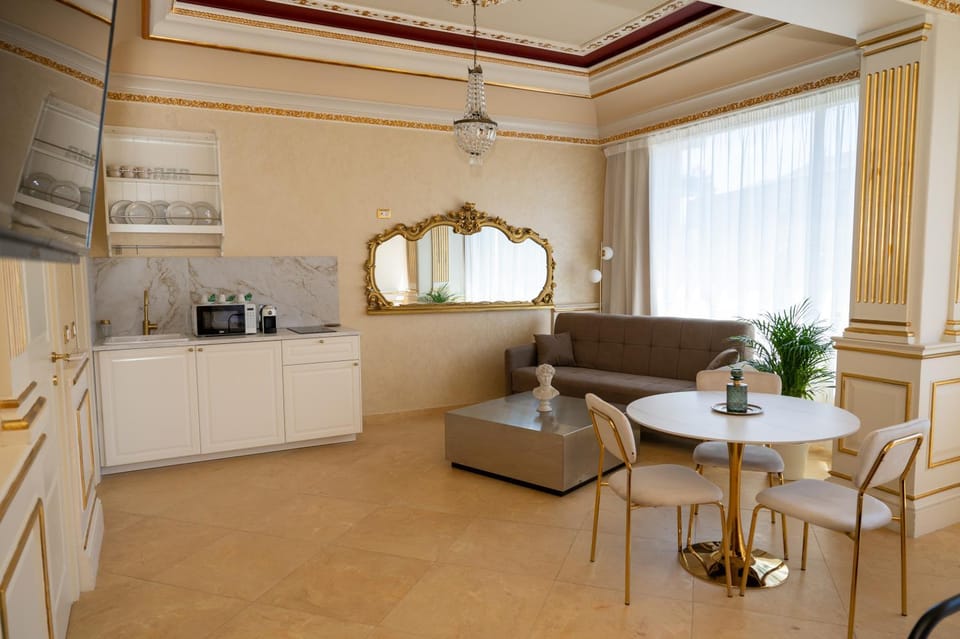 Coffee/tea facilities, Kitchen or kitchenette, Living room, Seating area, Dining area, minibar