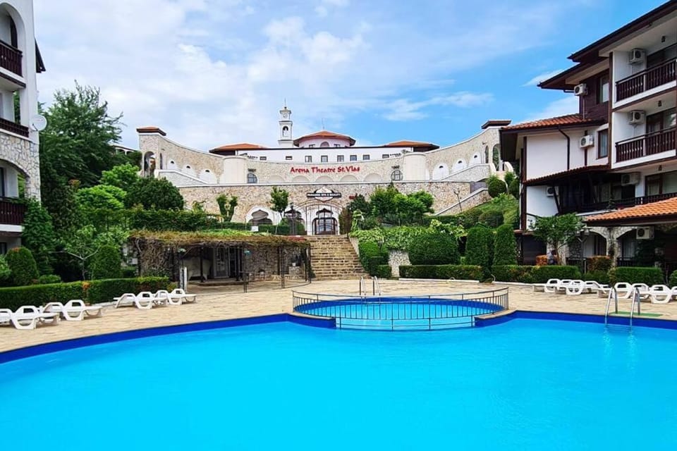 Pool view, Swimming pool, sunbed