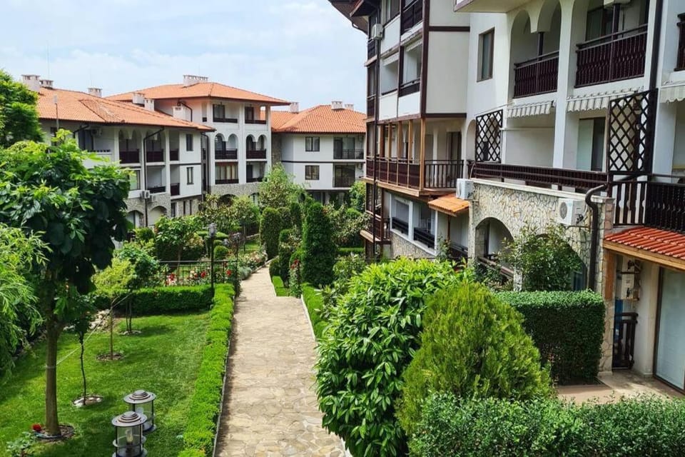 Property building, Day, Garden, Garden view