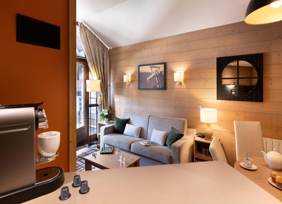 TV and multimedia, Coffee/tea facilities, Kitchen or kitchenette, Living room, Seating area