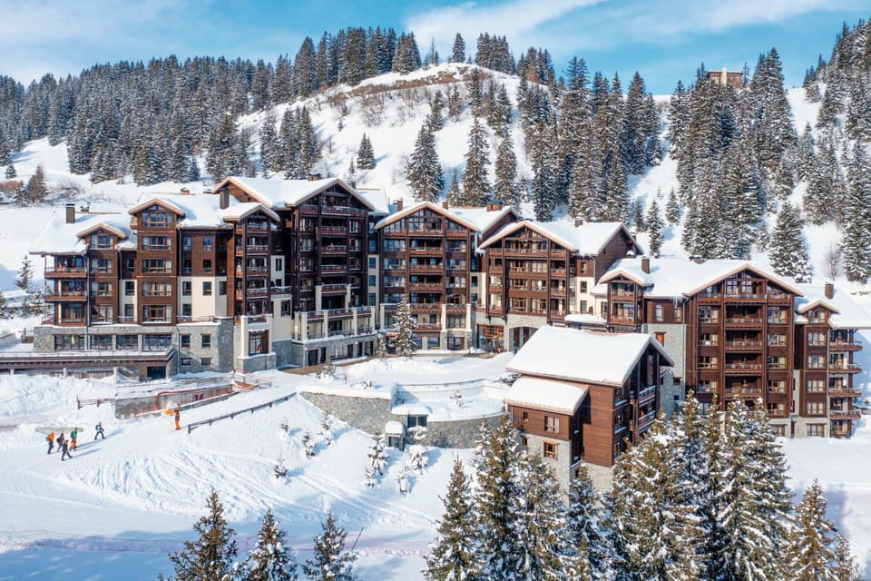 Property building, Nearby landmark, Day, Natural landscape, Winter, Mountain view