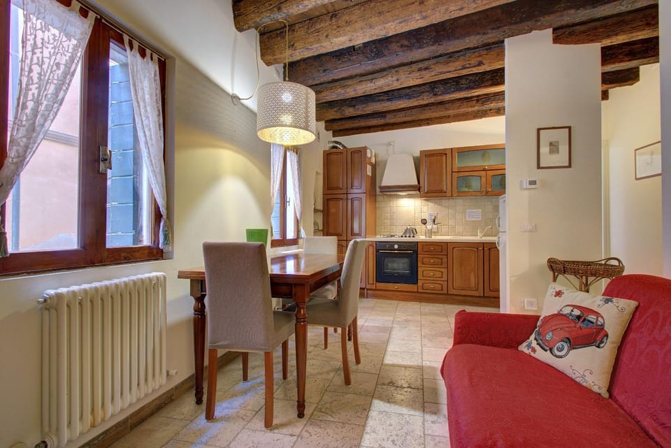 Kitchen or kitchenette, Living room, Seating area, Dining area