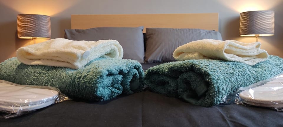 Bed, Bedroom, towels