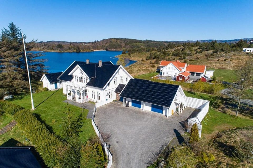 Property building, Bird's eye view, Lake view
