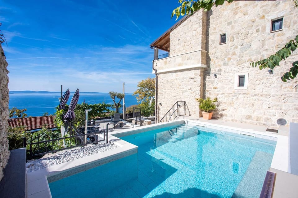 Property building, Sea view, Swimming pool