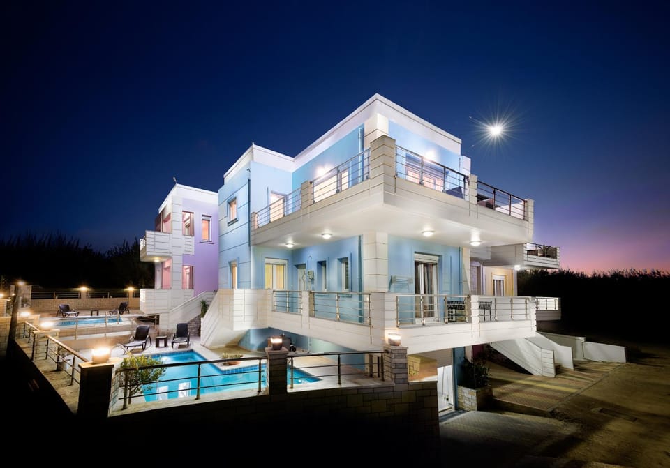 Property building, Night, Natural landscape, Balcony/Terrace, Balcony/Terrace, Decorative detail, Decorative detail, Pool view, Pool view, Swimming pool, Swimming pool, Swimming pool