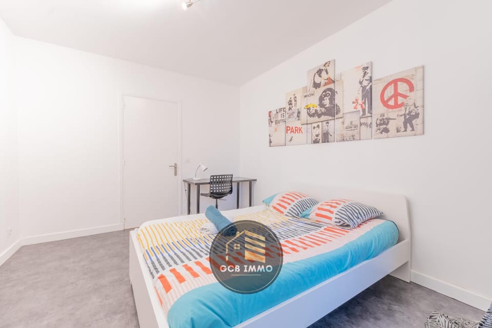 Bed, Photo of the whole room, Bedroom