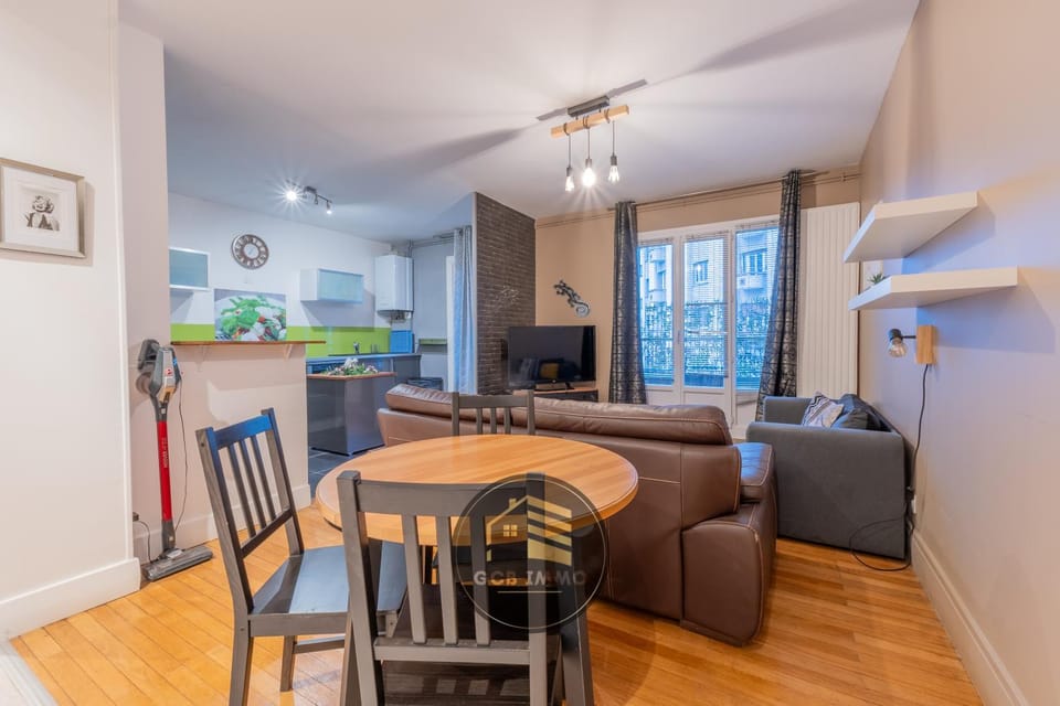 TV and multimedia, Kitchen or kitchenette, Living room, Seating area, Dining area