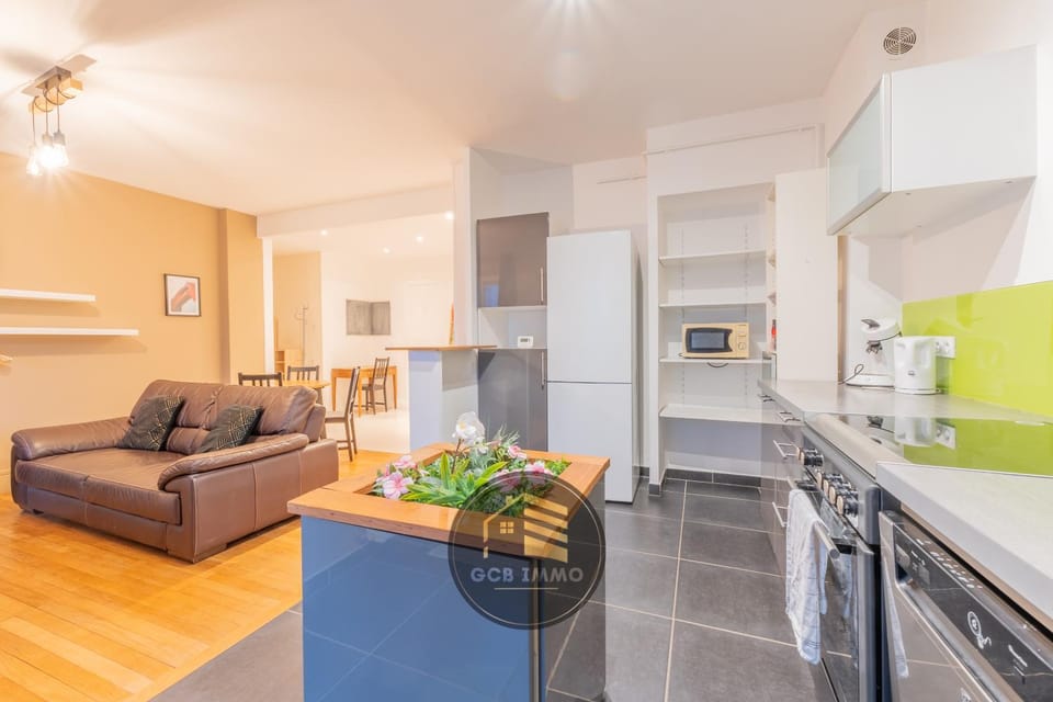 Kitchen or kitchenette, Living room, Seating area, Dining area, dishwasher, oven, stove