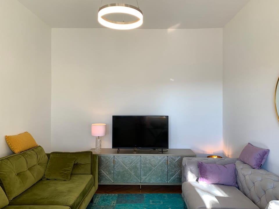 Communal lounge/ TV room, TV and multimedia, Living room, Seating area, Evening entertainment