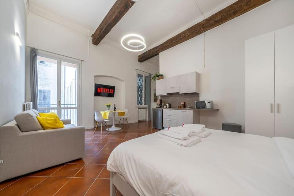 Bed, TV and multimedia, Kitchen or kitchenette, Living room, Photo of the whole room, Seating area, Bedroom, towels