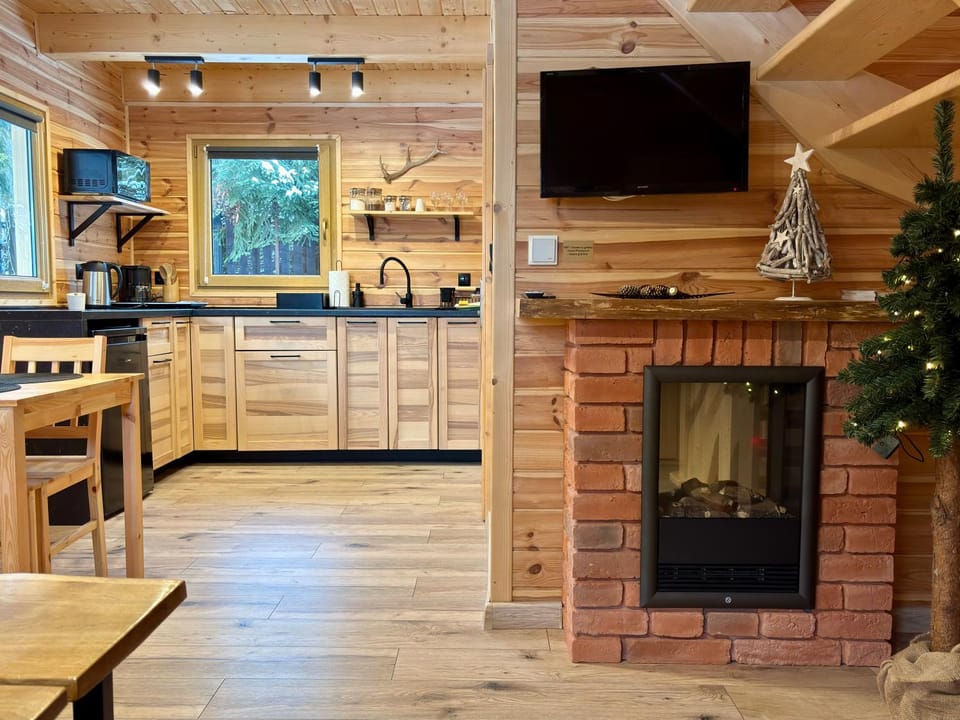 TV and multimedia, Kitchen or kitchenette, Seating area, stove, kitchen