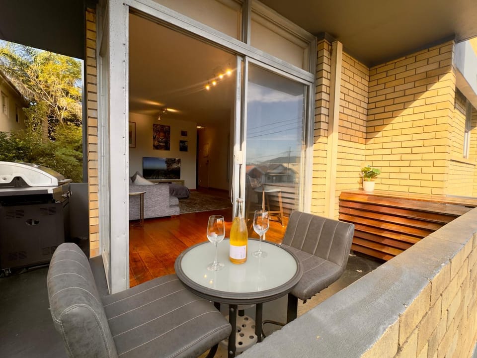 View (from property/room), Balcony/Terrace, Seating area, Dining area, Drinks
