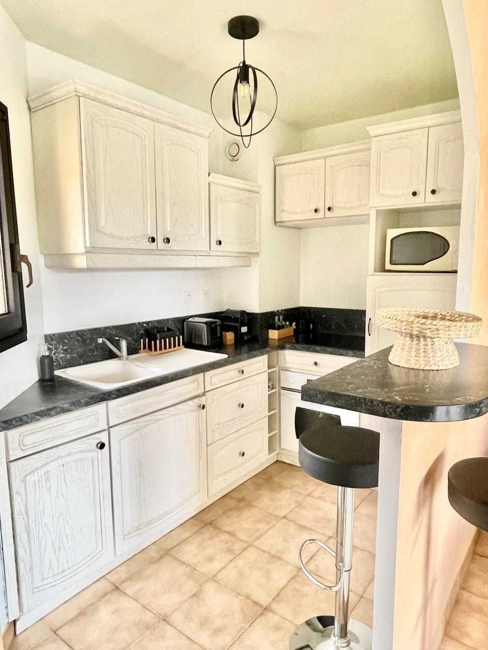 Coffee/tea facilities, Kitchen or kitchenette, Dining area, microwave, oven, pet friendly, stove, toaster