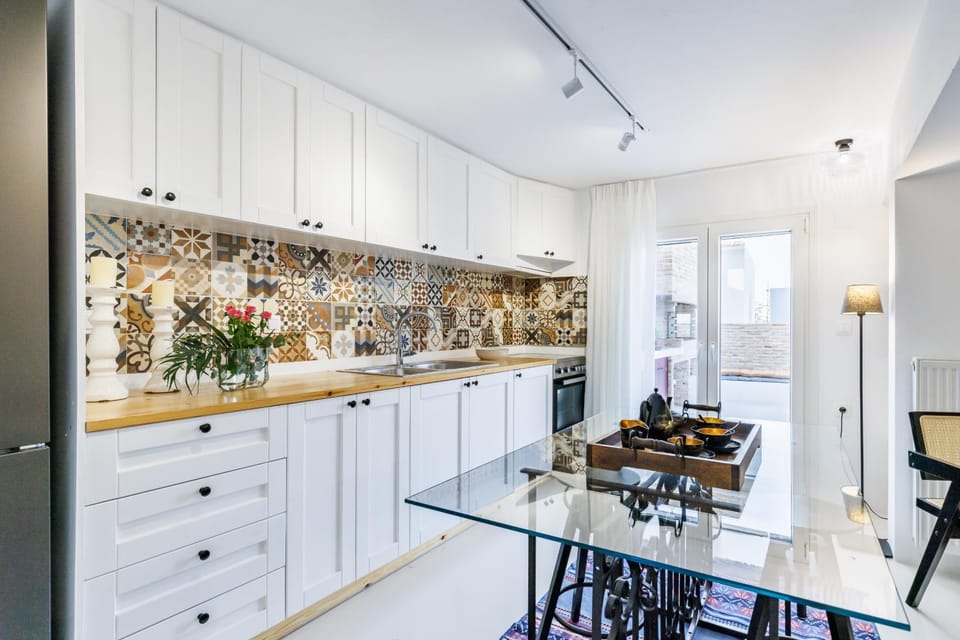 Kitchen or kitchenette, Dining area, stove
