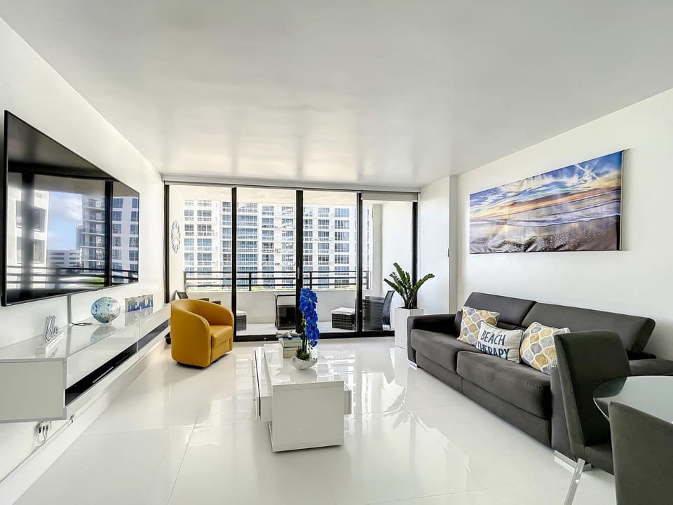 TV and multimedia, Living room, Seating area, Evening entertainment