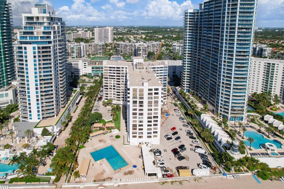 Property building, Neighbourhood, Bird's eye view, Pool view, Swimming pool