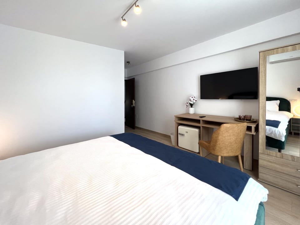Bed, TV and multimedia, Photo of the whole room, Bedroom, hair dresser