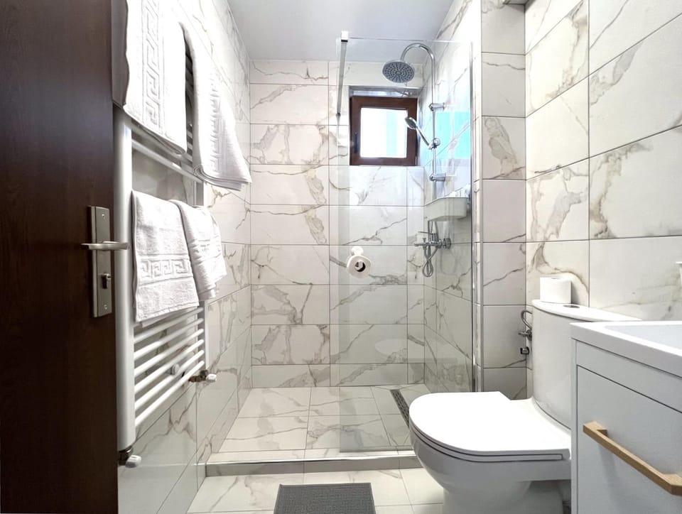 Shower, Toilet, Bathroom, towels