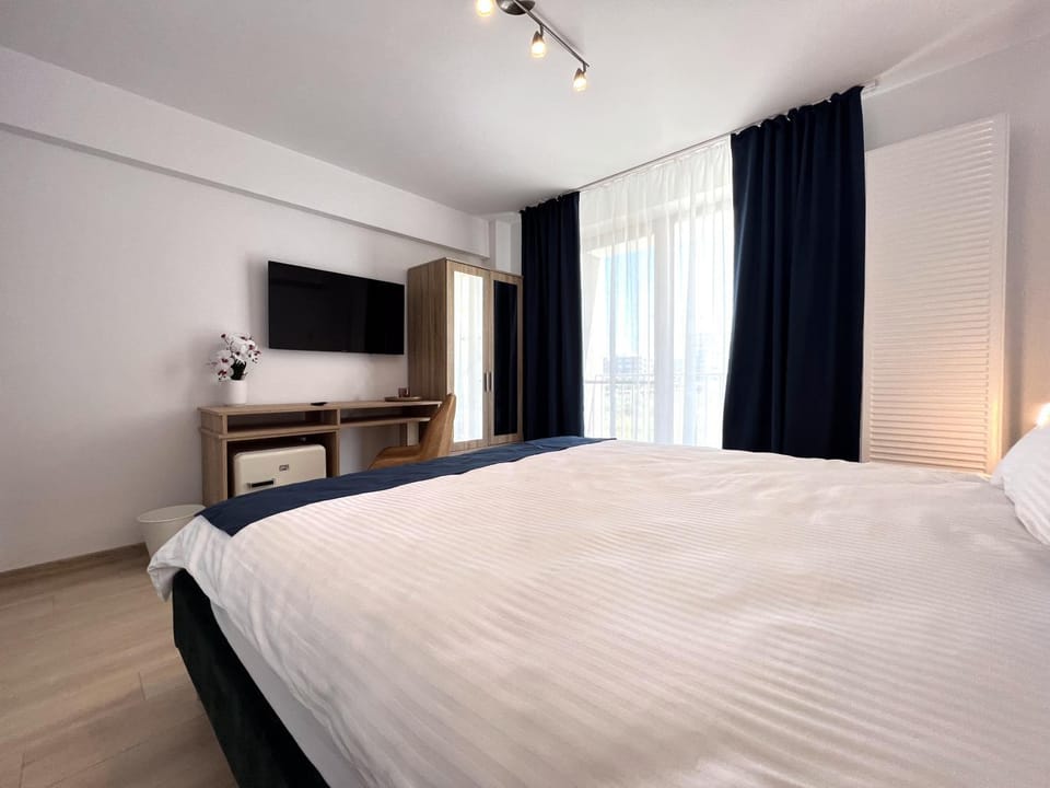 Bed, TV and multimedia, Bedroom, hair dresser
