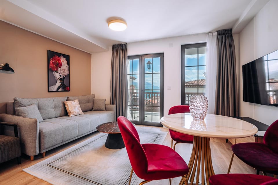 TV and multimedia, Living room, Seating area, Dining area