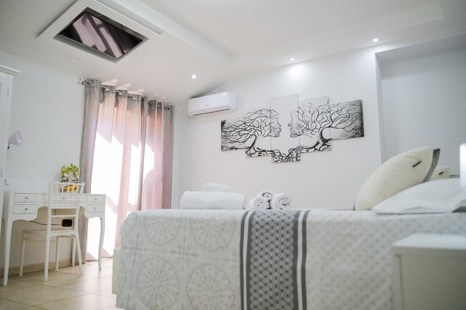 Bed, TV and multimedia, Photo of the whole room, Bedroom, air conditioner