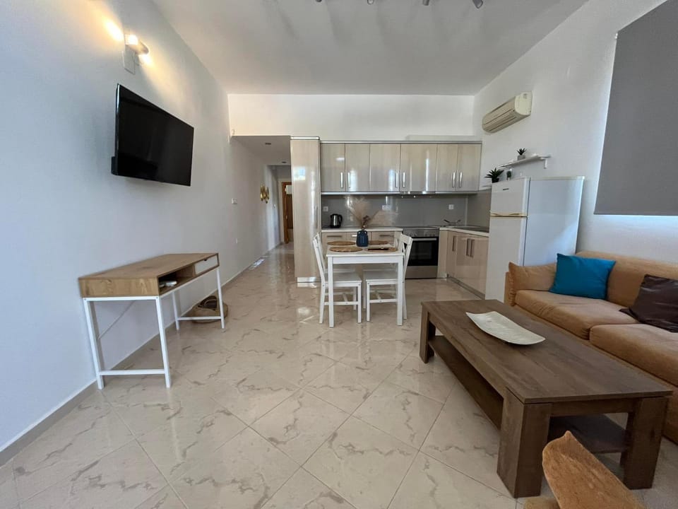 TV and multimedia, Kitchen or kitchenette, Living room, Seating area, Dining area, minibar, stove