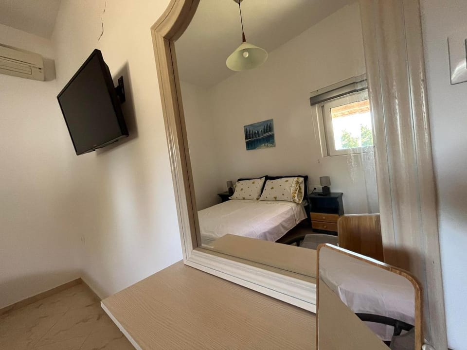 Bed, Bedroom, air conditioner