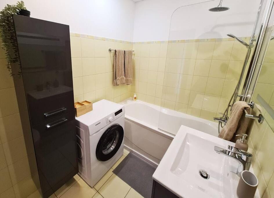 Stylish apartment with parking & spacious balcony Apartment in Riga