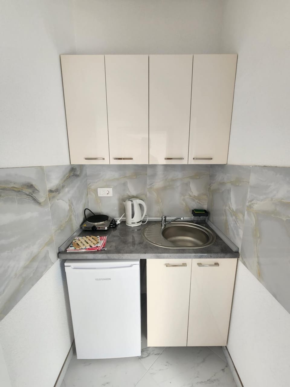 Kitchen or kitchenette, dishwasher