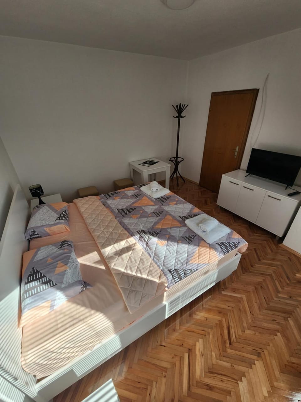 Bed, TV and multimedia, Photo of the whole room, Bedroom
