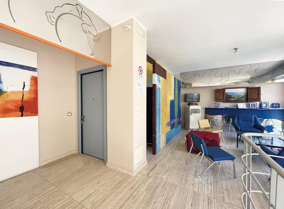 Communal lounge/ TV room, Lobby or reception
