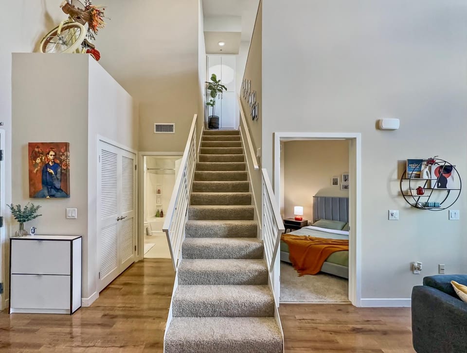 Creative 2 Levels Penthouse Apartment in San Fernando Valley