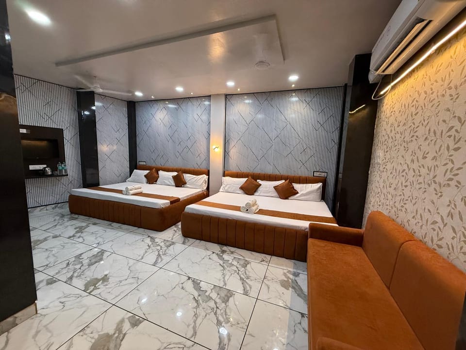 Bed, TV and multimedia, Living room, Photo of the whole room, Bedroom, air conditioner