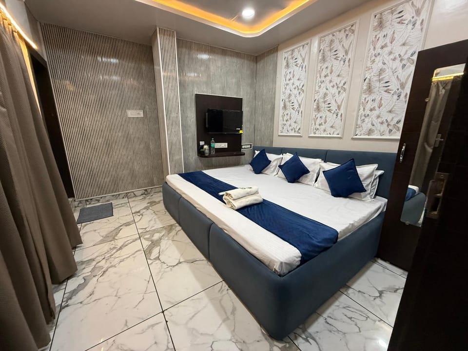 Bed, TV and multimedia, Photo of the whole room, Bedroom