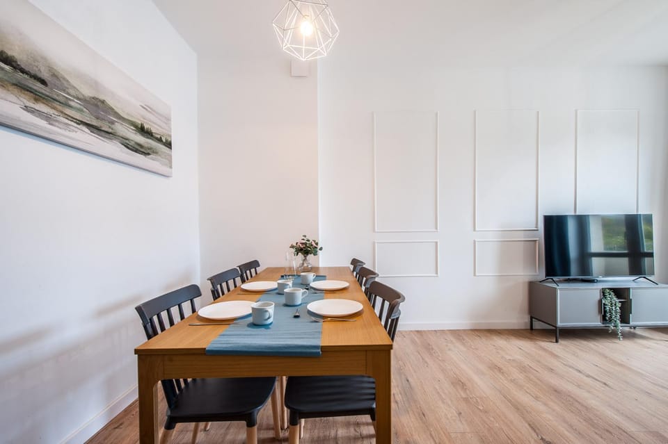 Communal lounge/ TV room, TV and multimedia, Balcony/Terrace, Living room, Dining area