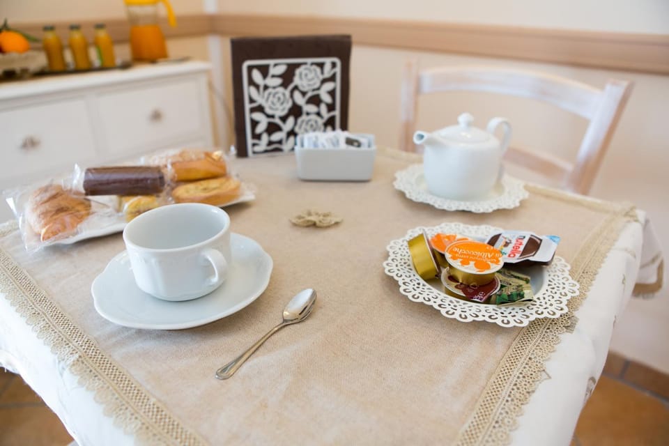 Communal lounge/ TV room, Food close-up, Continental breakfast, Buffet breakfast, Italian breakfast