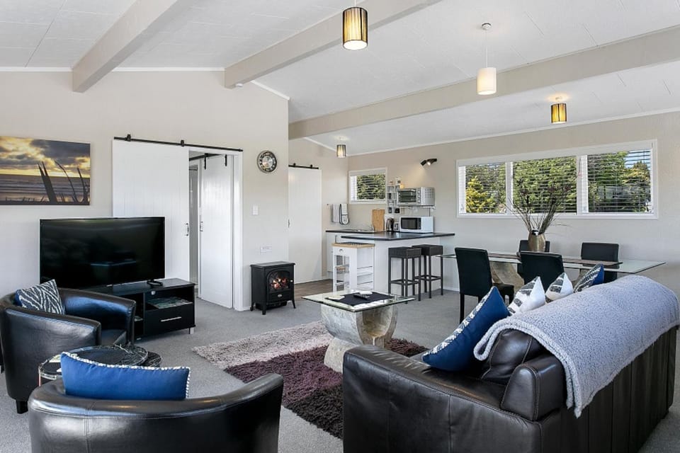 TV and multimedia, Kitchen or kitchenette, Living room, Seating area, Dining area, Evening entertainment, fireplace