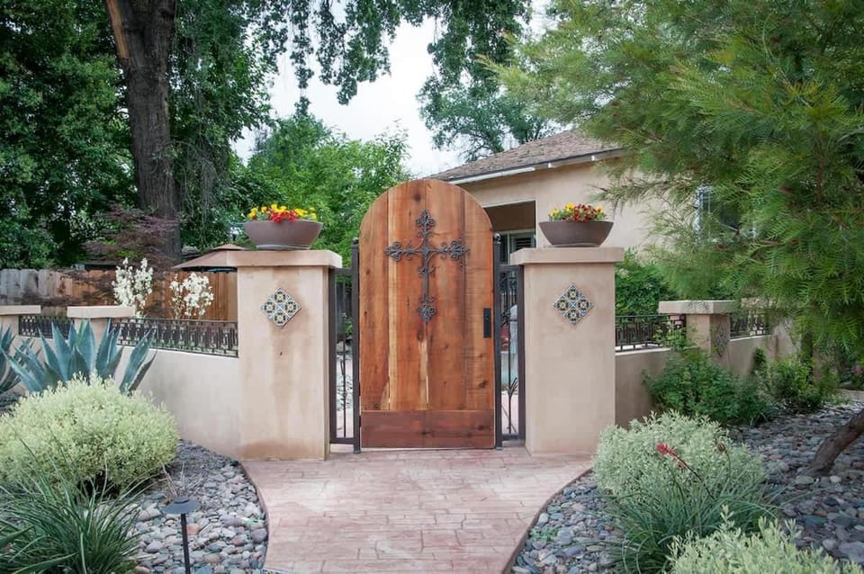 Group Retreat with Hot Tub & Studio House in Visalia