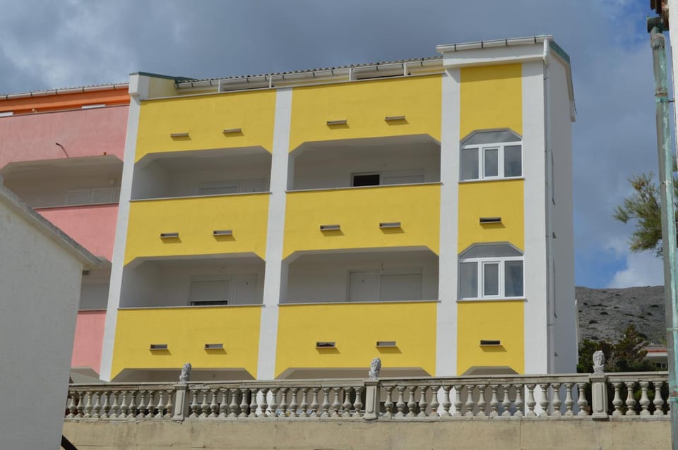 Facade/entrance, Balcony/Terrace