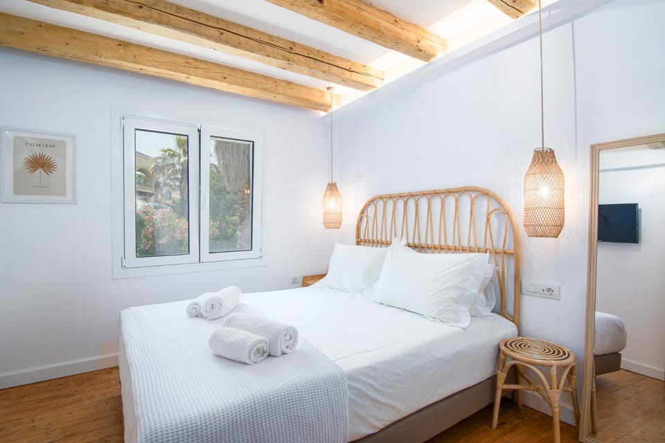 Bed, Bedroom, towels