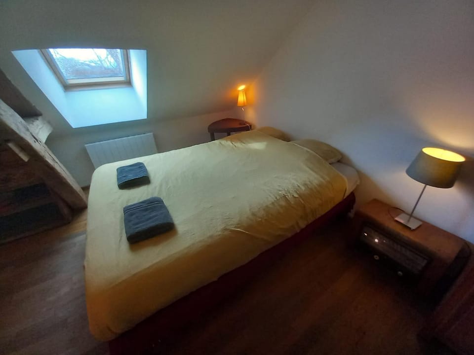 Bed, Bedroom, towels