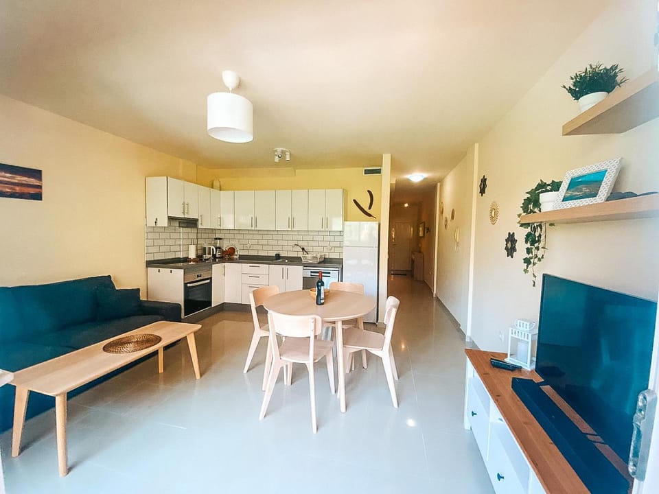 Kitchen or kitchenette, Living room, Seating area, Dining area, pet friendly, stove