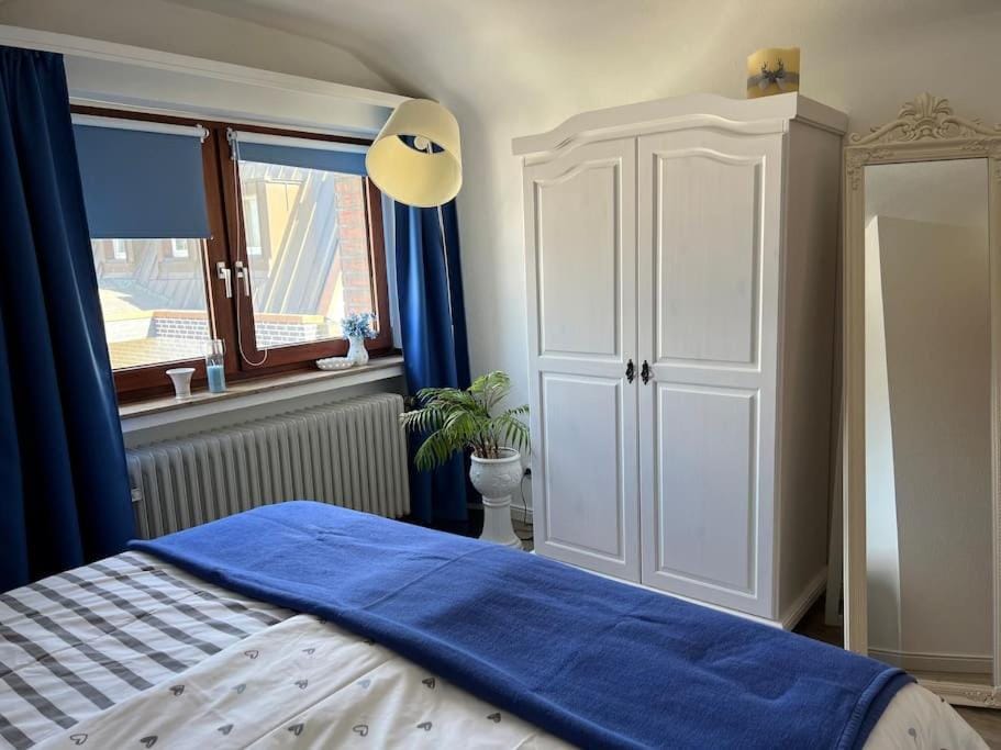 Bed, Photo of the whole room, Bedroom, internet, wardrobe