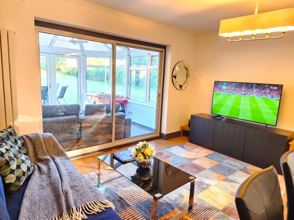 Communal lounge/ TV room, TV and multimedia, Living room, Seating area, Evening entertainment