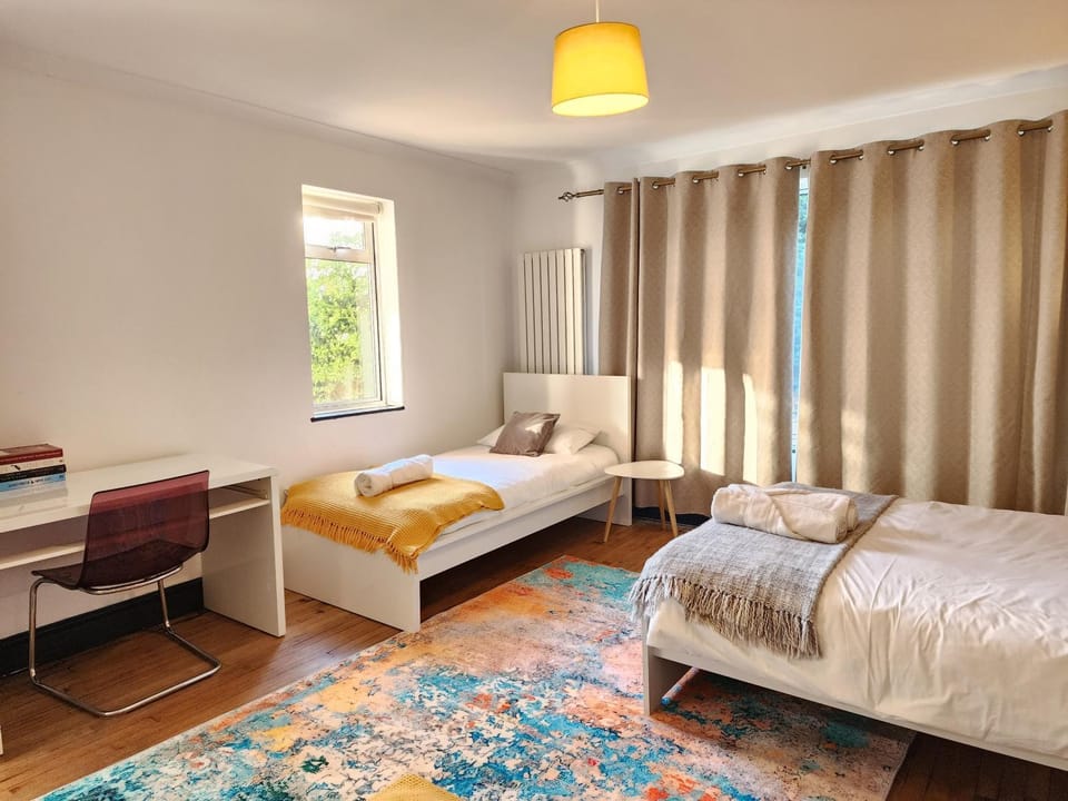 Bed, Living room, Photo of the whole room, Seating area, Bedroom